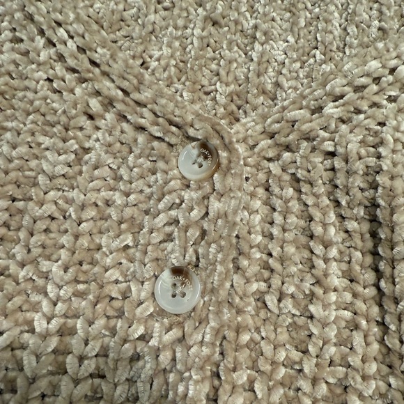 OAK + FORT CROPPED CHENILLE KNIT CARDIGAN IN MOCHA MERINGUE - Picture 4 of 6